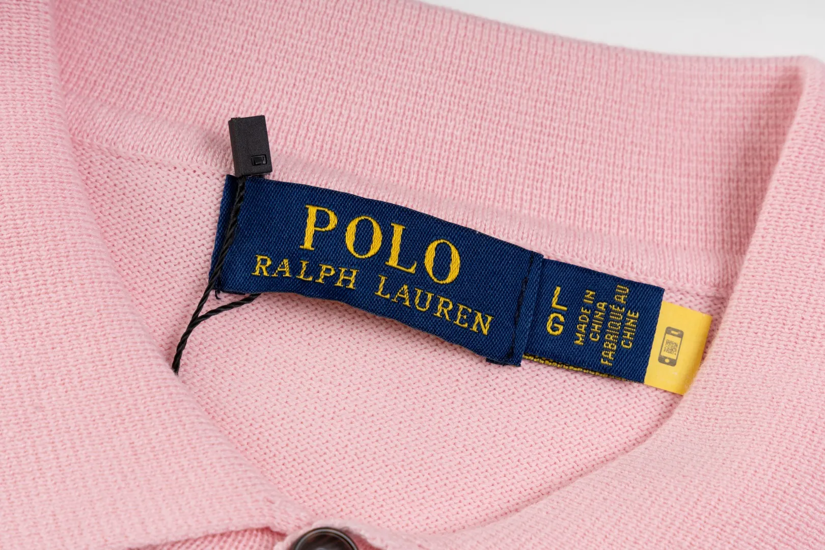 P216 #R81 Ralph Lauren knitted pony embroidered lapel polo shirt three-button pullover open chest long-sleeved sweater Official website synchronization Same style for men and women Sizes: S-XL Color: White Blue Gray Dark Gray Khaki Military Green Navy White Label Navy Blue Red Label Black Red Label Black White Label Pink Classic cotton yarn 100% white cotton High-quality goods Classic styles have always been popular! The workmanship details are very good! The simple lapel polo pullover sweater is always the standard, with classic brand embroidery on the chest! All major stars have the same style! Best for couples. High quality goods! Xinjiang cotton micro-elastic and smooth fabric has excellent quality. Pure cotton is soft and skin-friendly. Size: S M L